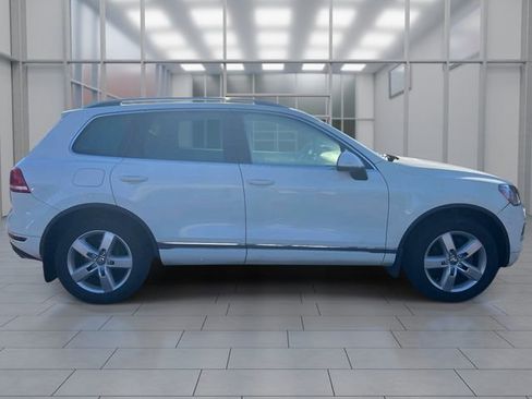 Used 2011 Volkswagen Touareg VR6 image 2