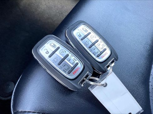 Used 2025 Chrysler Pacifica Select FWD image 13