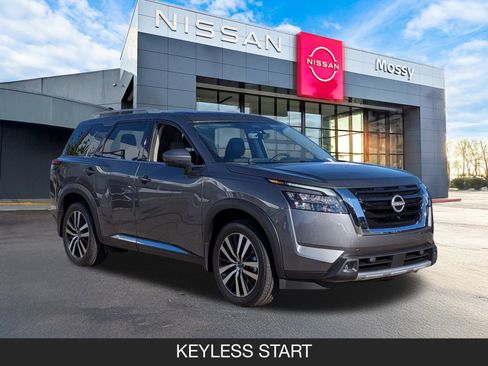 New 2025 Nissan Pathfinder Platinum image 2