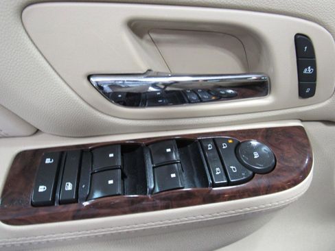 Used 2010 Cadillac Escalade Luxury AWD/4WD image 17