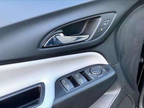 Used 2018 Chevrolet Equinox LS FWD image 34