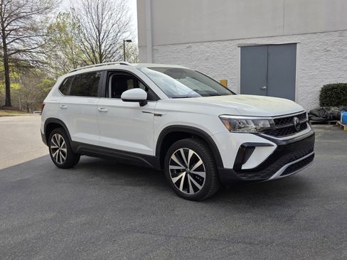 Used 2022 Volkswagen Taos SE image 3