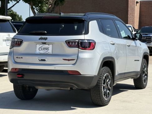 Used 2025 Jeep Compass Trailhawk AWD/4WD image 4