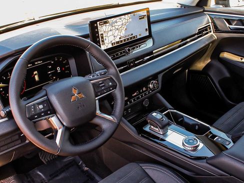 New 2025 Mitsubishi Outlander SE image 15