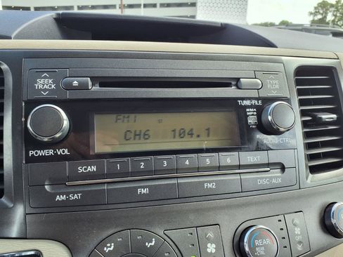 Used 2012 Toyota Sienna FWD image 5