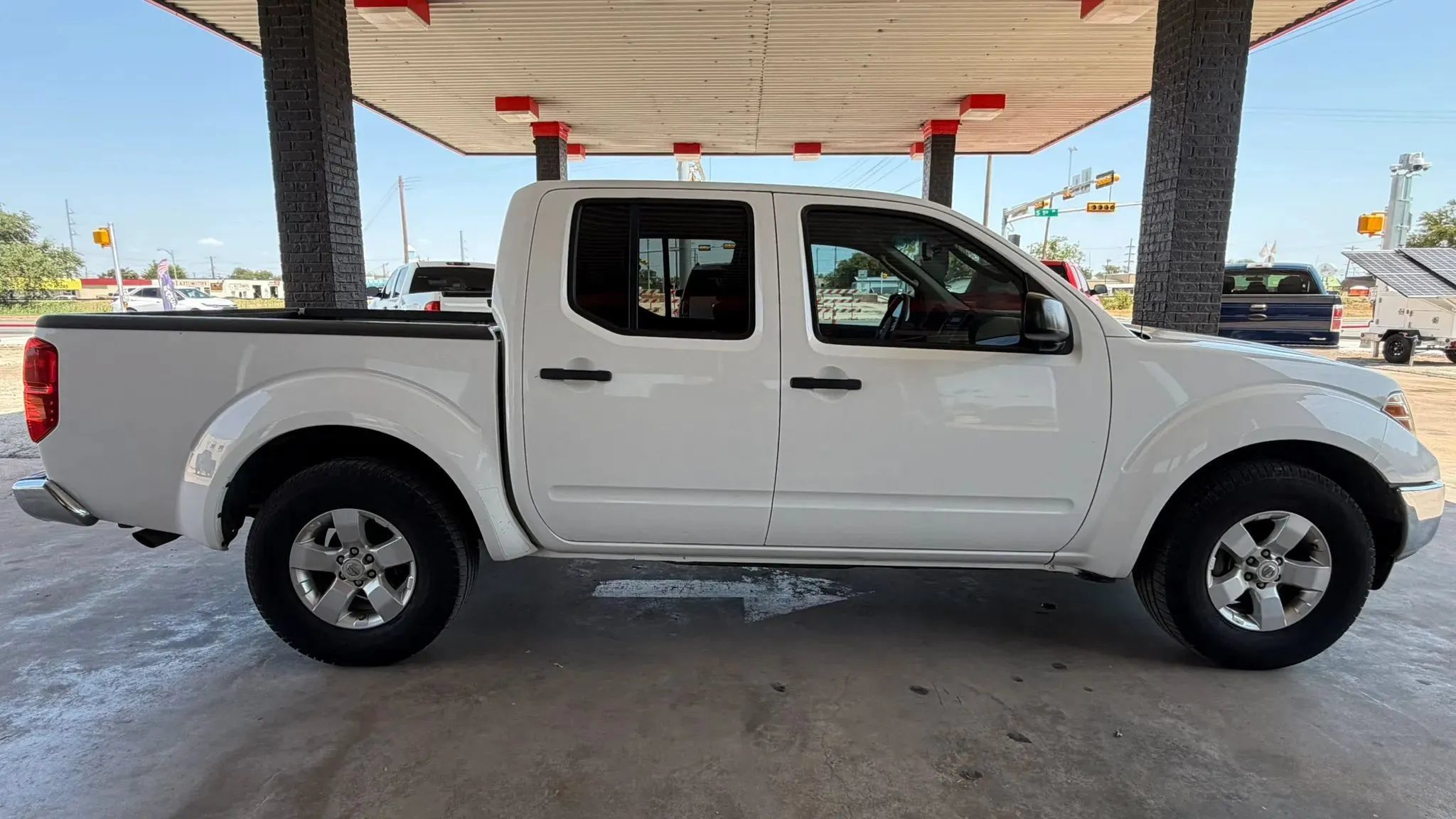 Used 2011 Nissan Frontier SV w/ SV Premium Utility Pkg RWD image 4