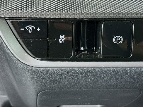 Used 2025 Kia Sportage LX image 17