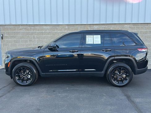 Used 2025 Jeep Grand Cherokee Altitude AWD/4WD image 37