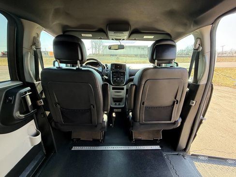 Used 2017 Dodge Grand Caravan SXT image 12