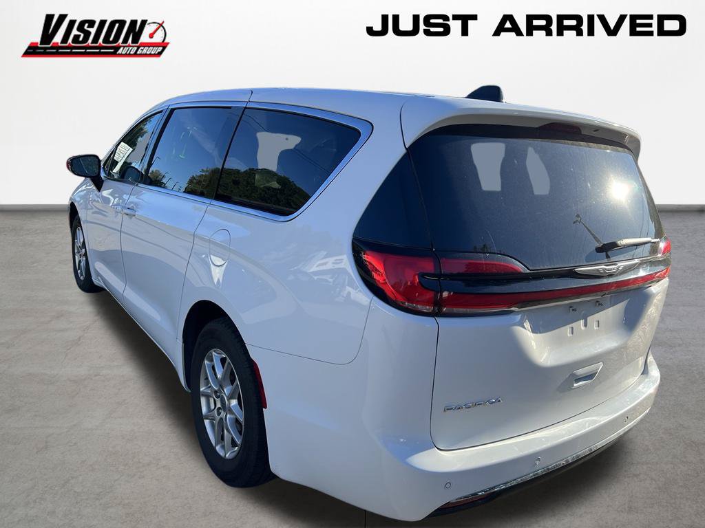 Used 2024 Chrysler Pacifica Touring-L FWD image 3