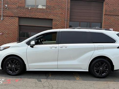 Used 2023 Toyota Sienna XSE FWD image 6