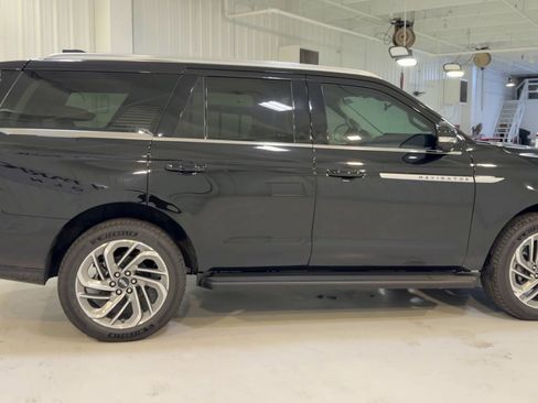 New 2026 Lincoln Navigator Premiere AWD/4WD image 2