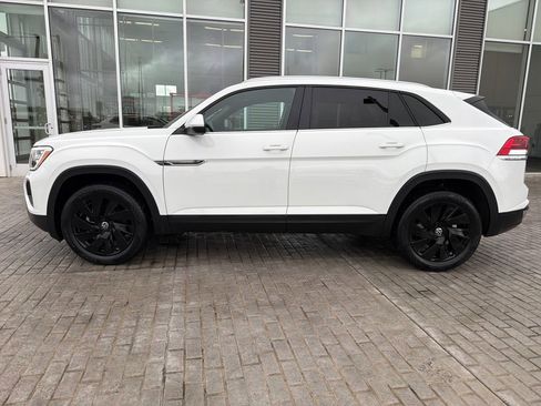 Certified 2025 Volkswagen Atlas Cross Sport SE image 3
