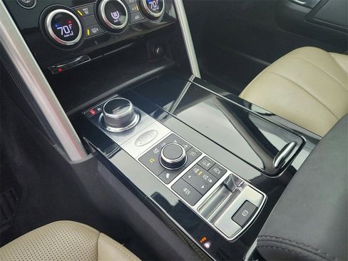 Used 2017 Land Rover Discovery HSE image 16
