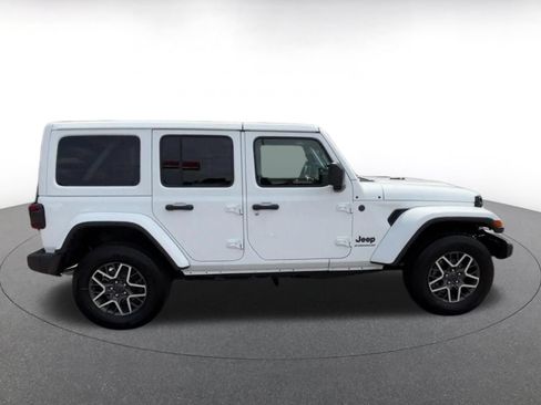 Used 2025 Jeep Wrangler Unlimited Sahara AWD/4WD image 16