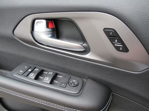 New 2026 Chrysler Pacifica Select FWD image 18