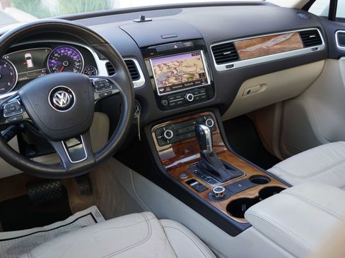 Used 2014 Volkswagen Touareg TDI image 26