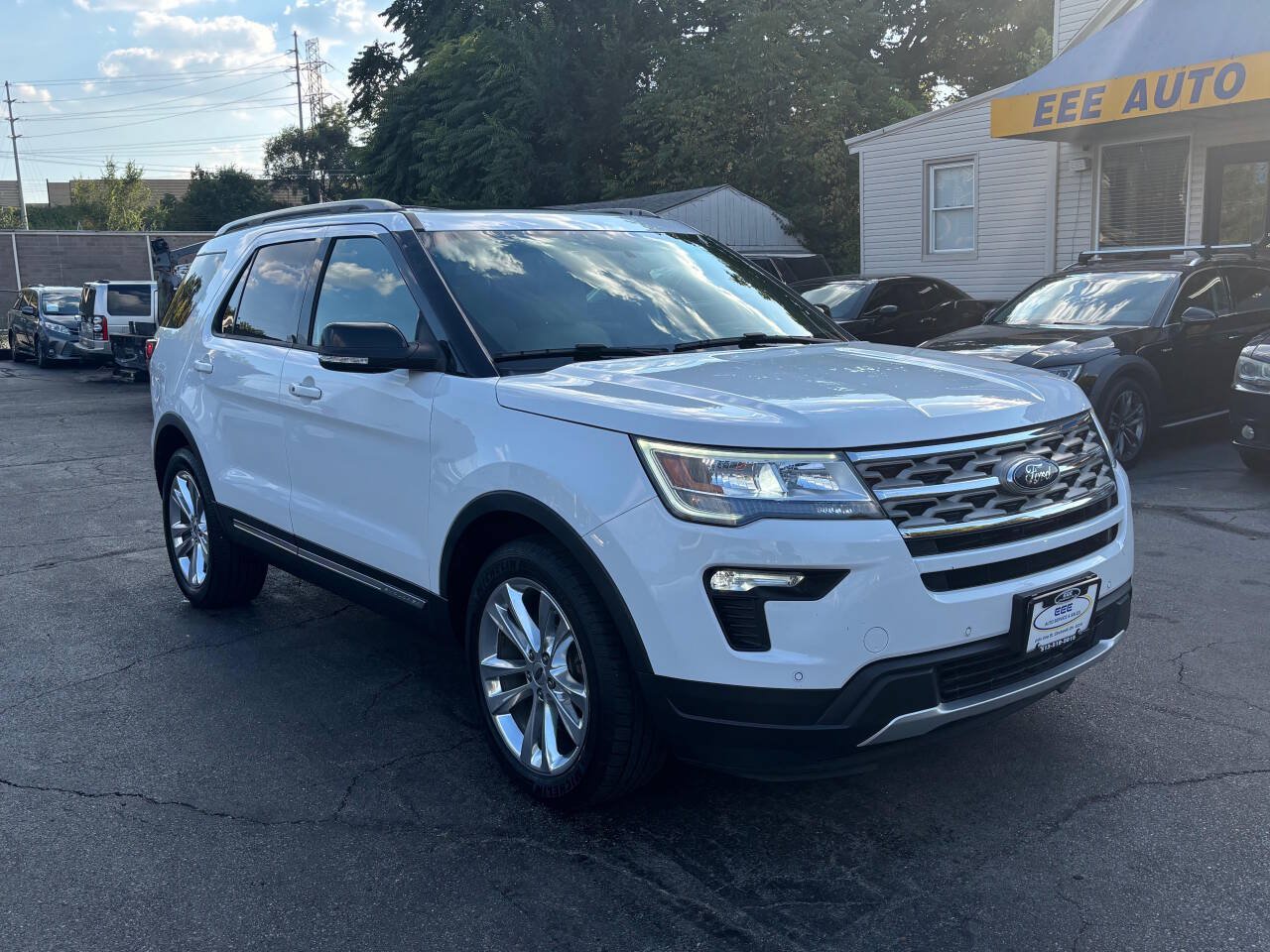 Used 2018 Ford Explorer XLT w/ Equipment Group 202A AWD/4WD image 2