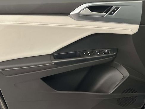 New 2026 Volkswagen Taos SE FWD image 10