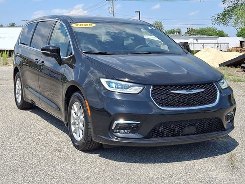 Used 2025 Chrysler Pacifica Select FWD image 2