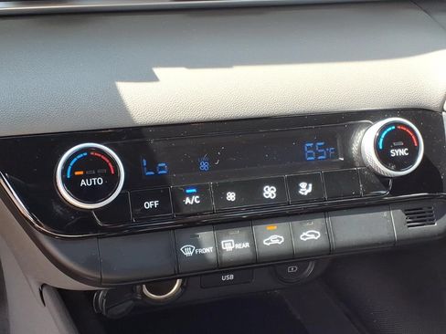 Used 2023 Hyundai Elantra SEL w/ Preferred Accessory Package FWD image 18
