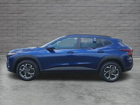 Used 2024 Chevrolet Trax LT w/ Driver Confidence Package FWD image 2