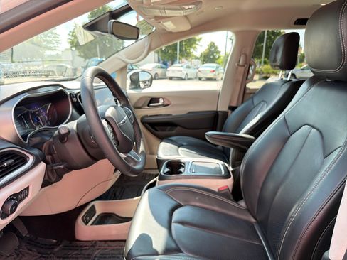Used 2023 Chrysler Pacifica Touring-L FWD image 15