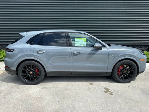 Used 2025 Porsche Cayenne S AWD/4WD image 8
