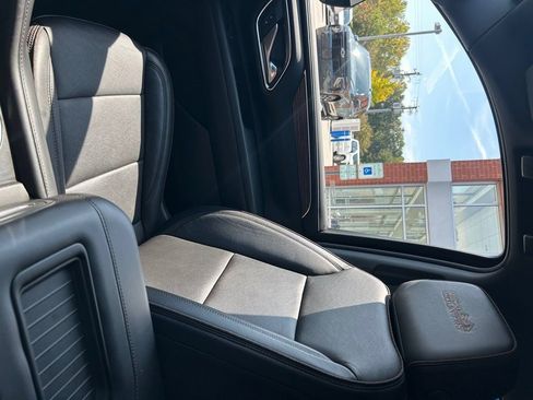 Used 2024 Chevrolet Tahoe High Country image 12