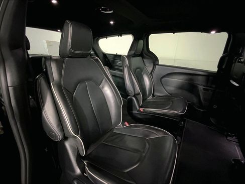 Used 2022 Chrysler Pacifica Limited w/ Uconnect Theater Family Group FWD image 24