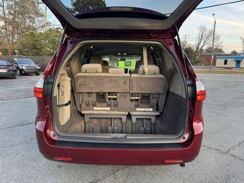 Used 2015 Toyota Sienna LE image 11
