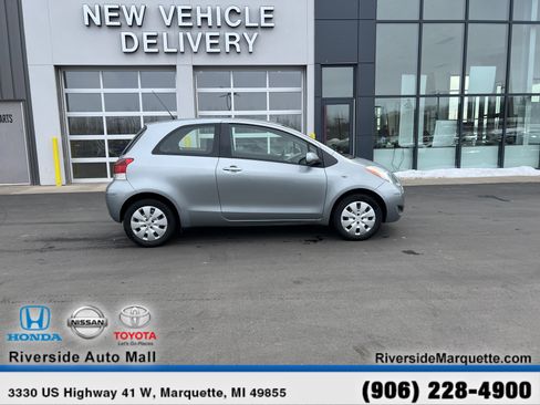 Used 2010 Toyota Yaris 2-Door Hatchback image 10