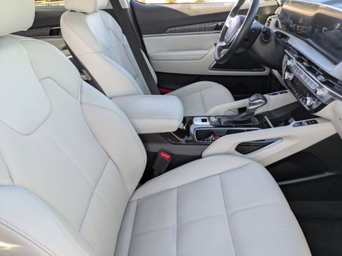 Used 2024 Kia Telluride EX w/ EX Captain's Chair Package image 12