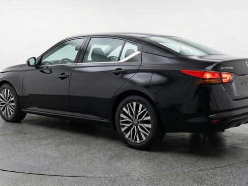Used 2025 Nissan Altima 2.5 SV FWD image 6