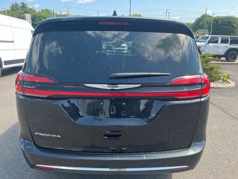 Used 2023 Chrysler Pacifica Touring-L FWD image 5