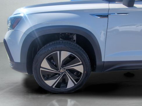 Used 2023 Volkswagen Taos SE w/ Panoramic Sunroof Package AWD/4WD image 29