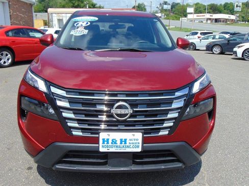 Used 2024 Nissan Rogue SV AWD/4WD image 2