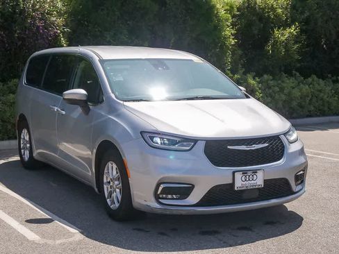 Used 2023 Chrysler Pacifica Touring-L image 3