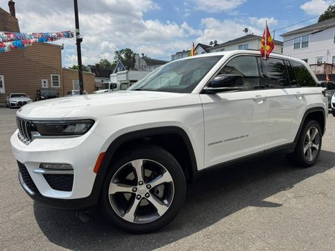 Used 2023 Jeep Grand Cherokee Limited AWD/4WD image 2
