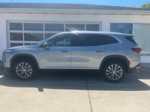 Used 2025 Buick Enclave Preferred AWD/4WD image 2