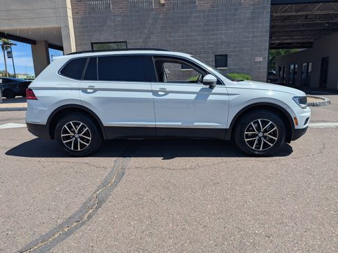 Used 2021 Volkswagen Tiguan SE w/ Panoramic Sunroof Package image 2
