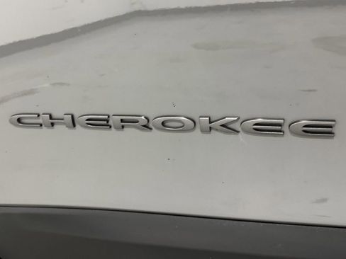 Used 2022 Jeep Cherokee Trailhawk w/ Comfort/Convenience Group AWD/4WD image 30