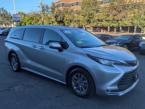 Used 2021 Toyota Sienna XLE image 5