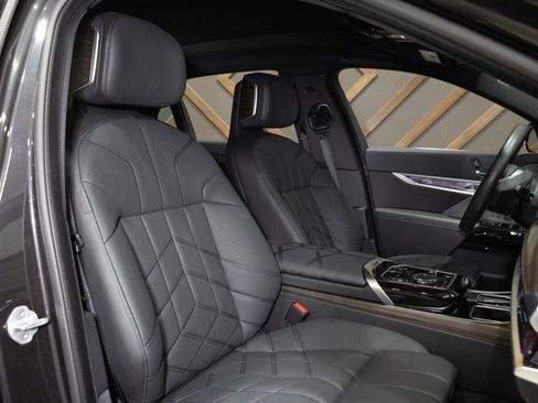 Used 2025 BMW i7 xDrive60 image 5