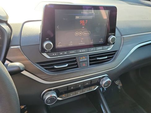 Used 2024 Nissan Altima 2.5 SV image 8