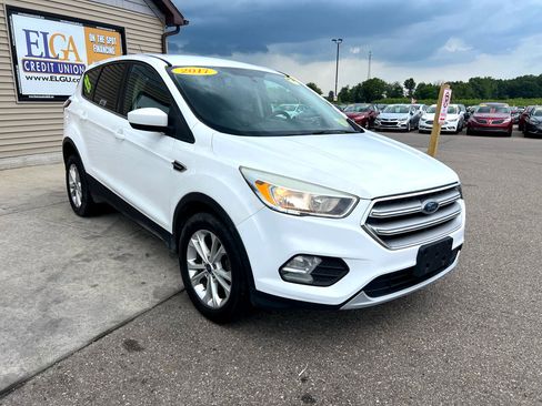 Used 2017 Ford Escape SE image 3