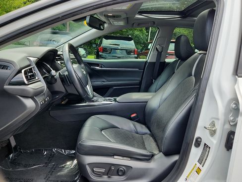 Used 2019 Toyota Camry XSE w/ Navigation Package FWD image 13