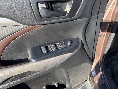 Used 2017 Toyota Highlander LE image 8