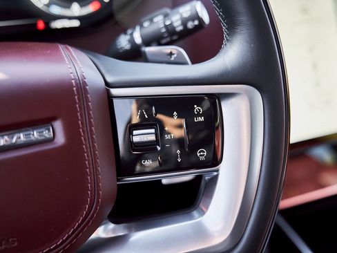 Used 2025 Land Rover Range Rover SE image 55