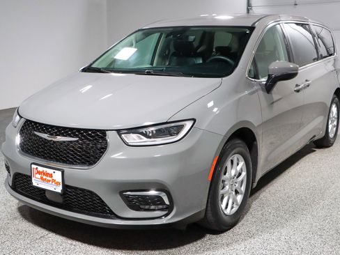 Used 2023 Chrysler Pacifica Touring-L FWD image 32